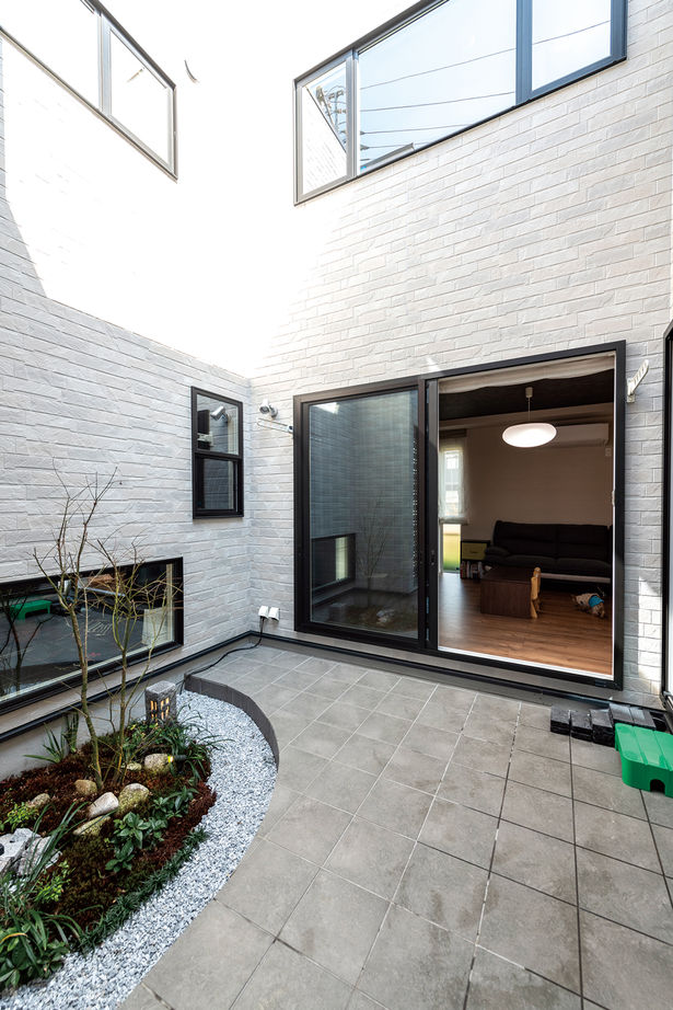 SAI建築社 【2000～2499万円】外からの視線から家族を守り、通風・採光とプライバシーを確保した中庭のある家の建築実例画像4