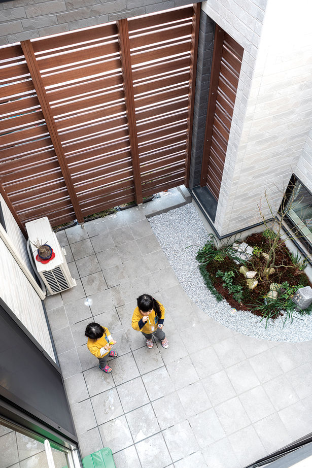 SAI建築社 【2000～2499万円】外からの視線から家族を守り、通風・採光とプライバシーを確保した中庭のある家の建築実例画像10