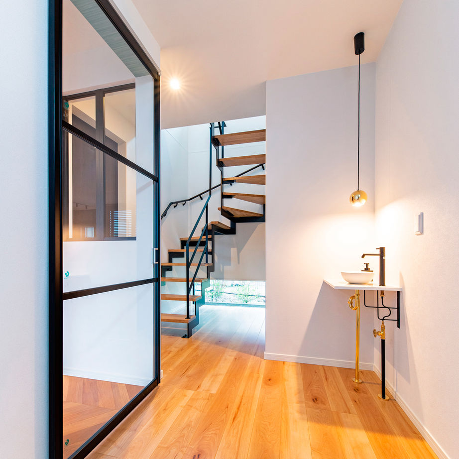 ネクストイノベーション 【愛知県/2000万円台/フレンチテイスト/40坪台】ヘリンボーンや黒枠窓、色使いもオシャレ なモダンハウスの建築実例画像3