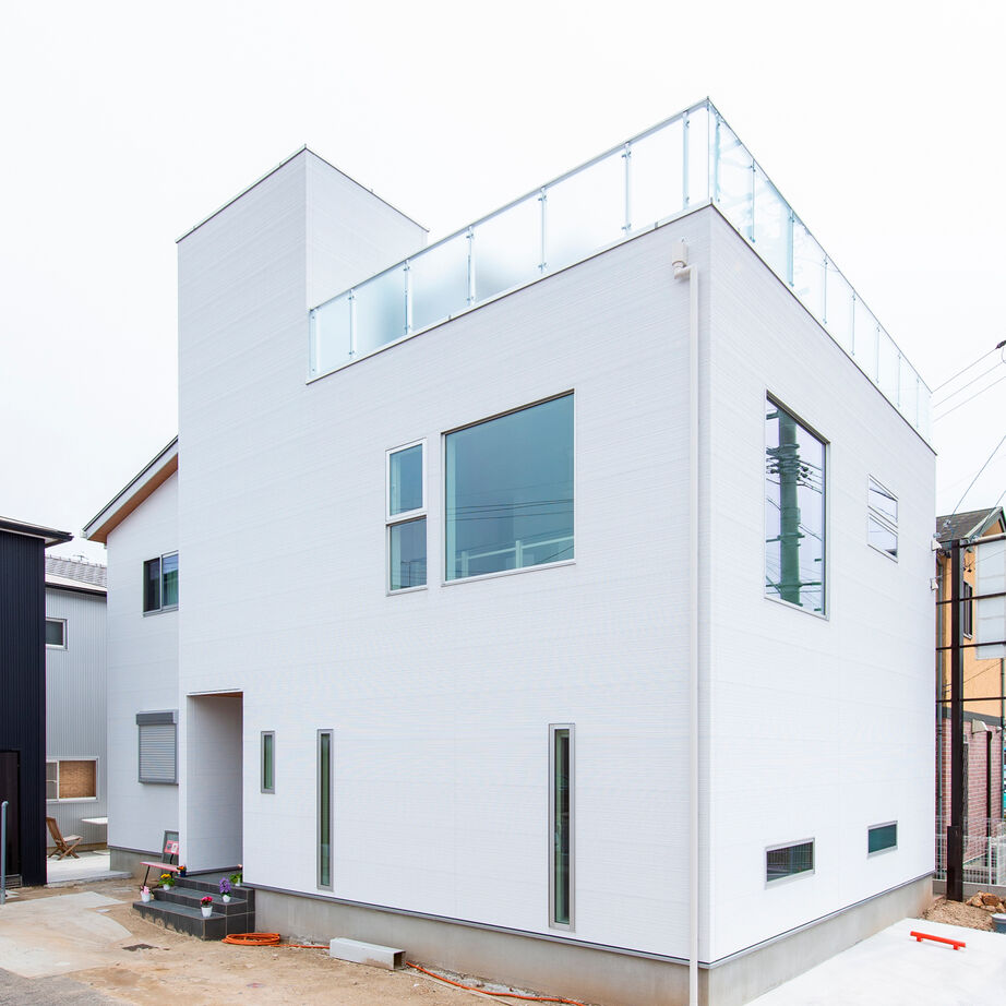 ネクストイノベーション 【2000万円台/40坪台/ダウンリビング/細長い家の上手な間取り】屋上で 青空を独占！吹抜けで開放感抜群の家の建築実例画像