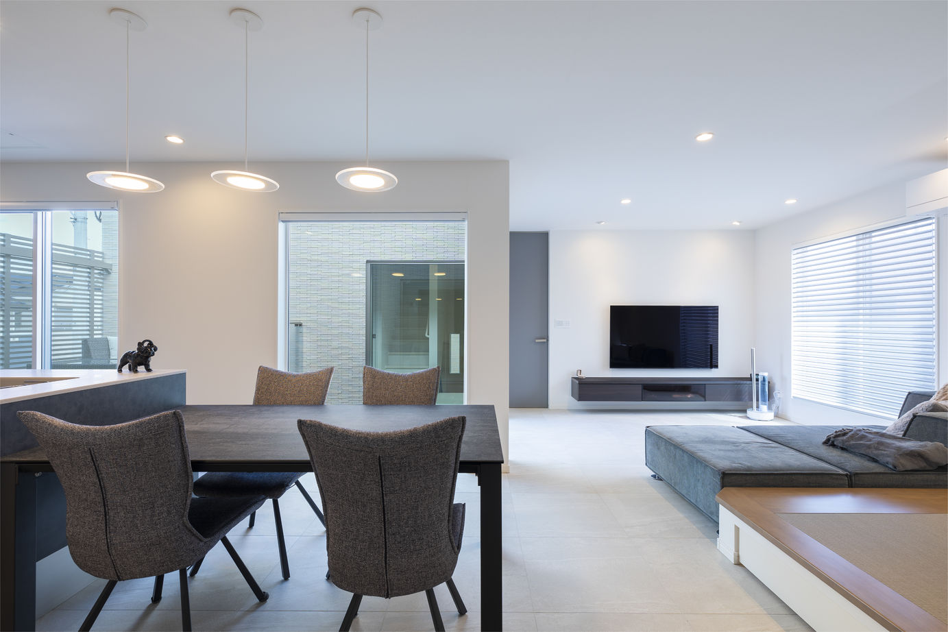 ネクストイノベーション 【愛知県/4000万円以上/50坪台/二世帯住宅/間取り掲載中】アイアンの門扉とその先に広がる中庭。想いを形にの建築実例画像3