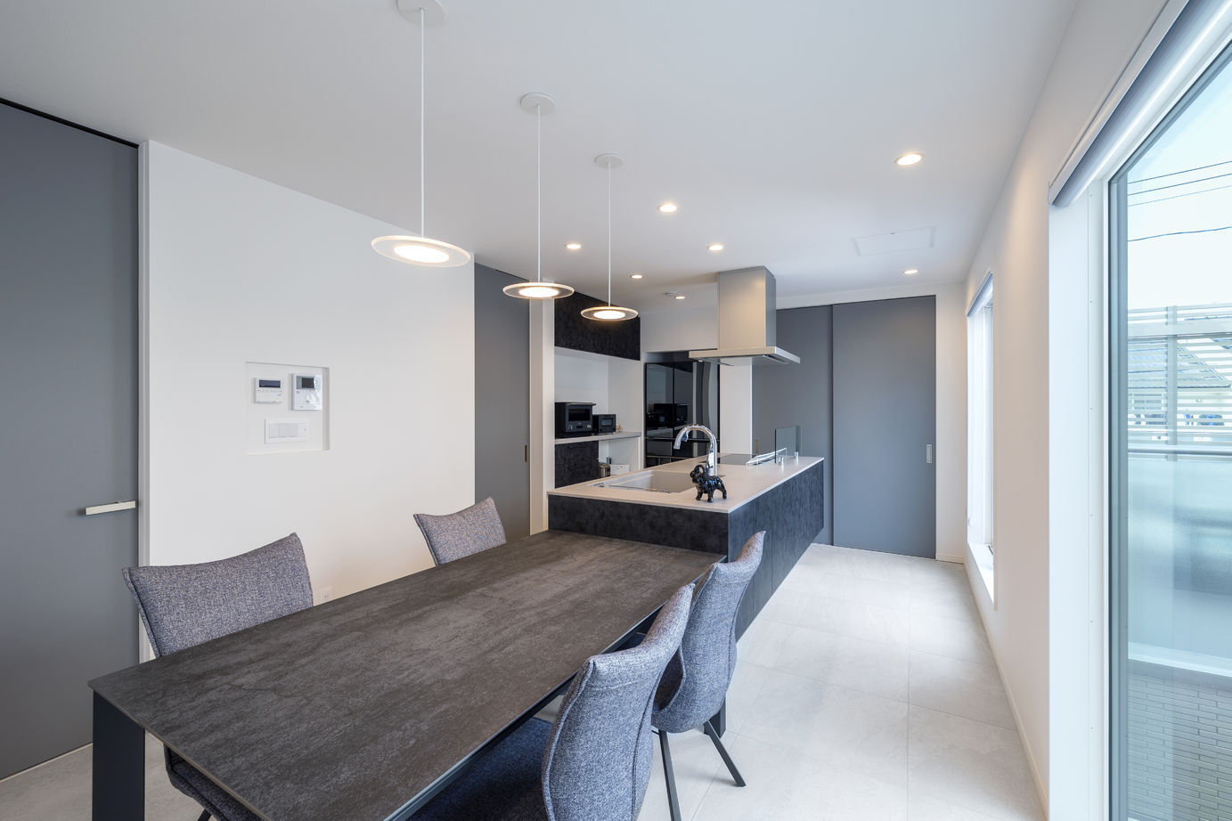 ネクストイノベーション 【愛知県/4000万円以上/50坪台/二世帯住宅/間取り掲載中】アイアンの門扉とその先に広がる中庭。想いを形にの建築実例画像4