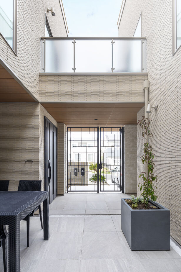 ネクストイノベーション 【愛知県/4000万円以上/50坪台/二世帯住宅/間取り掲載中】アイアンの門扉とその先に広がる中庭。想いを形にの建築実例画像5