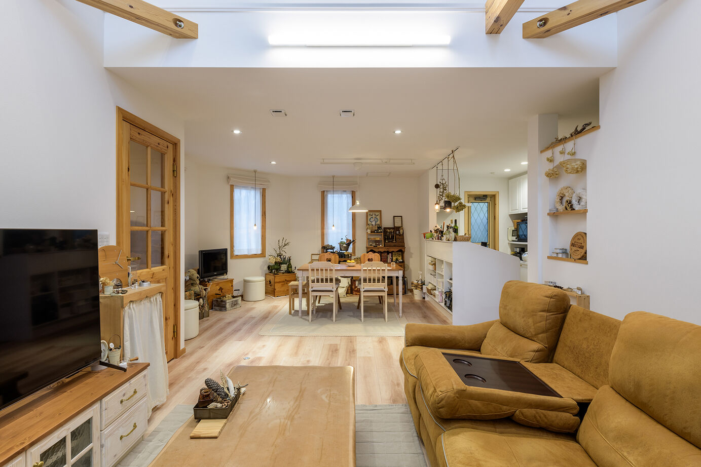 ネクストイノベーション 【2000万円台/30坪台】特別な毎日を楽しむ。パイン材の温もりに包まれたナチュラルカントリーの住まいの建築実例画像1