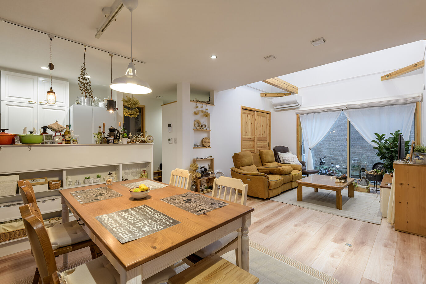 ネクストイノベーション 【2000万円台/30坪台】特別な毎日を楽しむ。パイン材の温もりに包まれたナチュラルカントリーの住まいの建築実例画像2