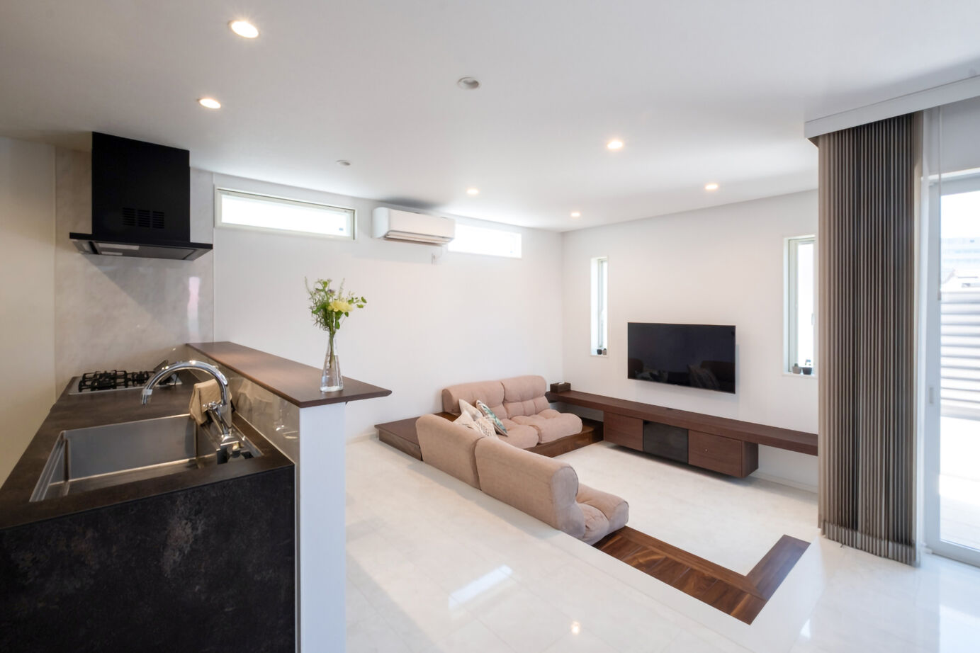 ネクストイノベーション 【2000万円台/40坪台】暮らしやすさとデザイン性を兼ね備えた、理想を叶えるダウンリビングの住まいの建築実例画像1