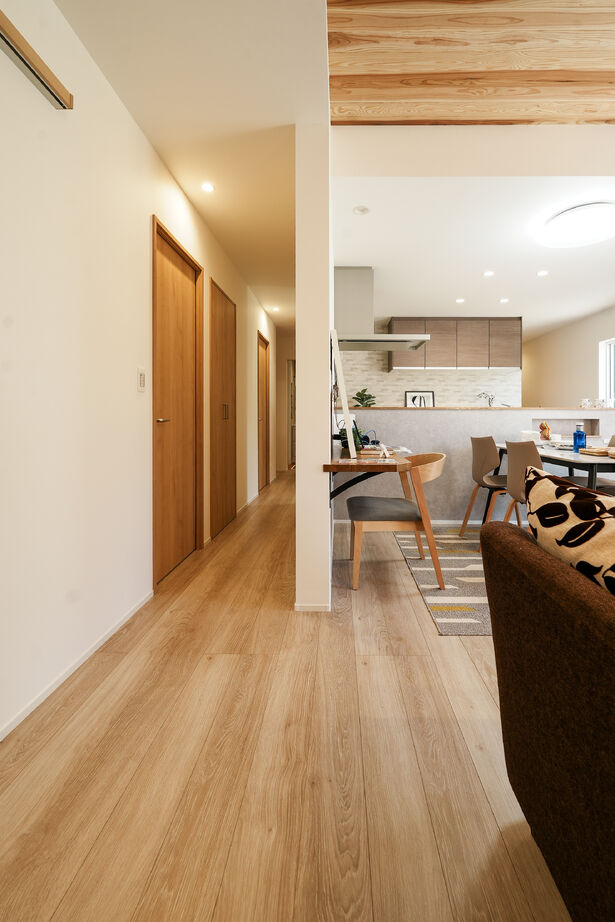 木ごころホーム　中西木材住宅事業部 【2700万円台/31.27坪/越前市】木の温もりあふれる杉の勾配天井と収納・動線が調和する平屋風住宅の建築実例画像3