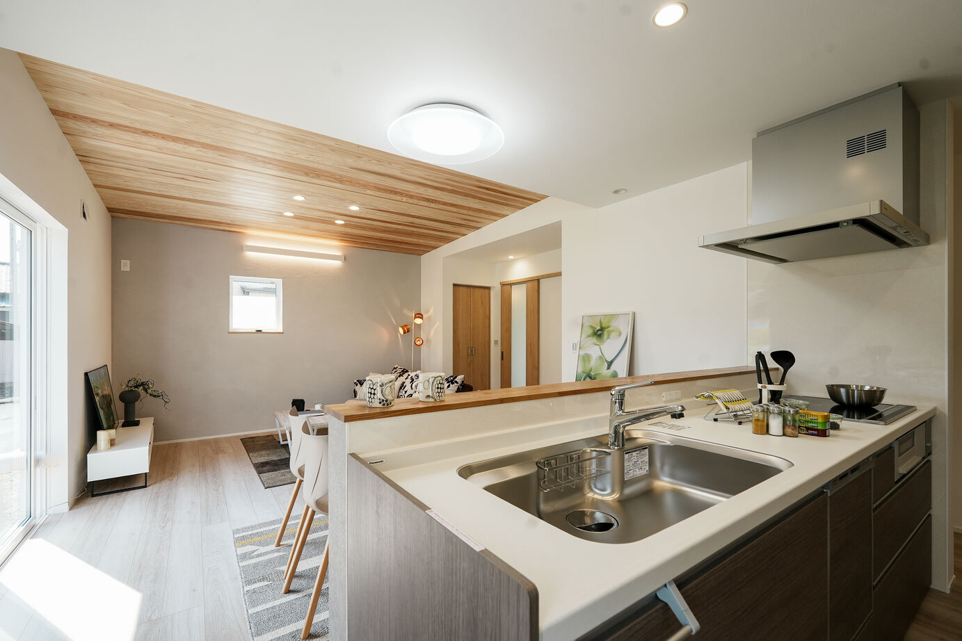 木ごころホーム　中西木材住宅事業部 【2700万円台/31.27坪/越前市】木の温もりあふれる杉の勾配天井と収納・動線が調和する平屋風住宅の建築実例画像4