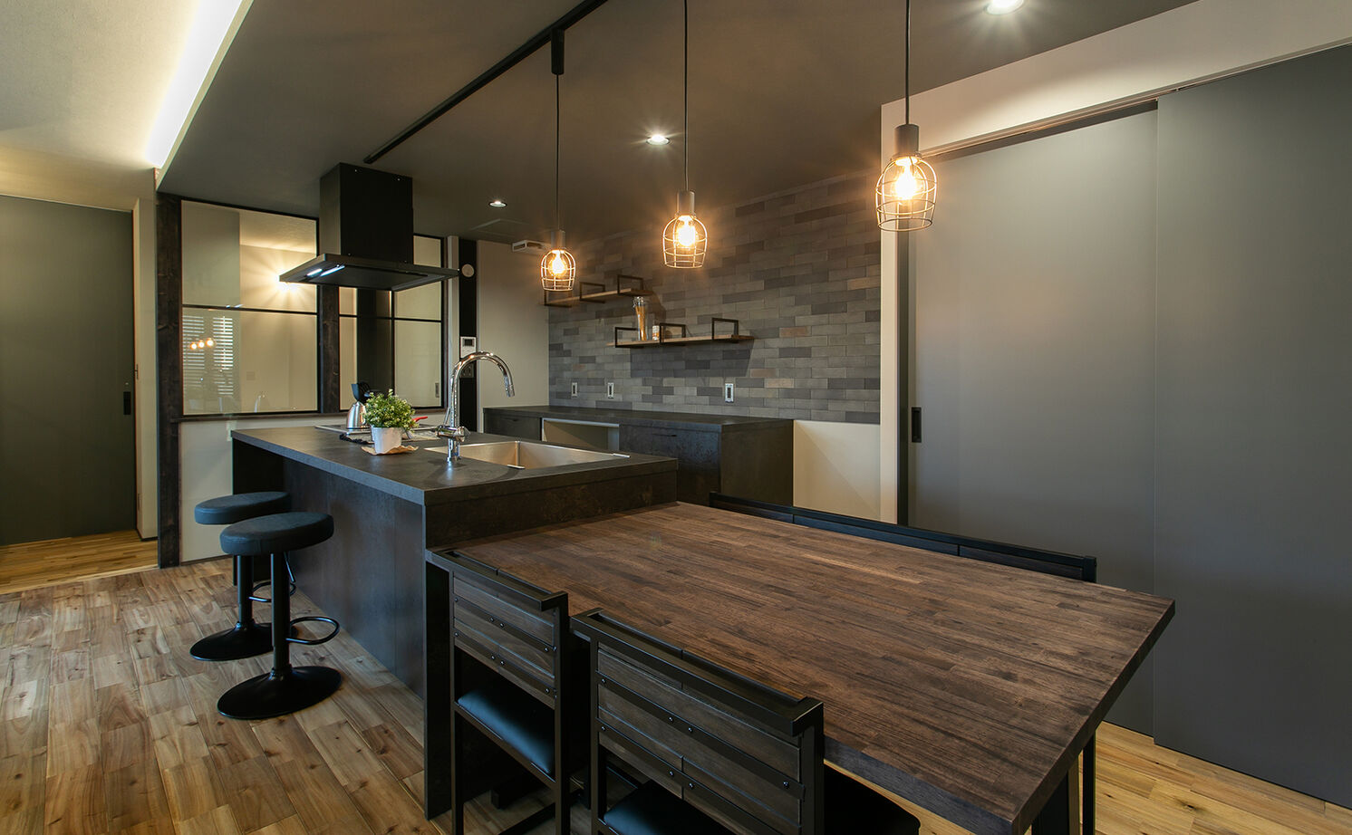 HOME CRAFT（ホームクラフト） 【愛知県｜30坪未満の２階建て】料理好き夫妻が建てた土間とスケルトン階段のある人の集まる家の建築実例画像3