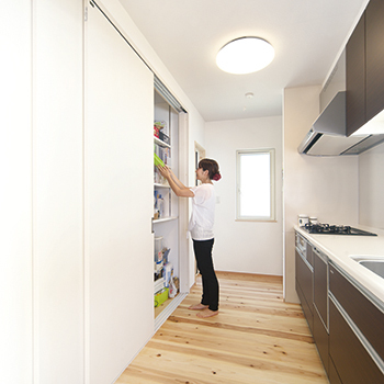 木と漆喰 十津川の家 高槻・池田住宅展示場 【1900万円/間取り図有り/兵庫県川西市】十津川村産直の木とスイス漆喰で建てた、子どもの笑顔が弾ける家の建築実例画像6