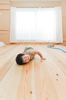 木と漆喰 十津川の家 高槻・池田住宅展示場 【1726万円／間取り図有り／高槻市】北摂・約16坪の狭小地に建てた3階建て「木と漆喰」自然素材の家の建築実例画像3