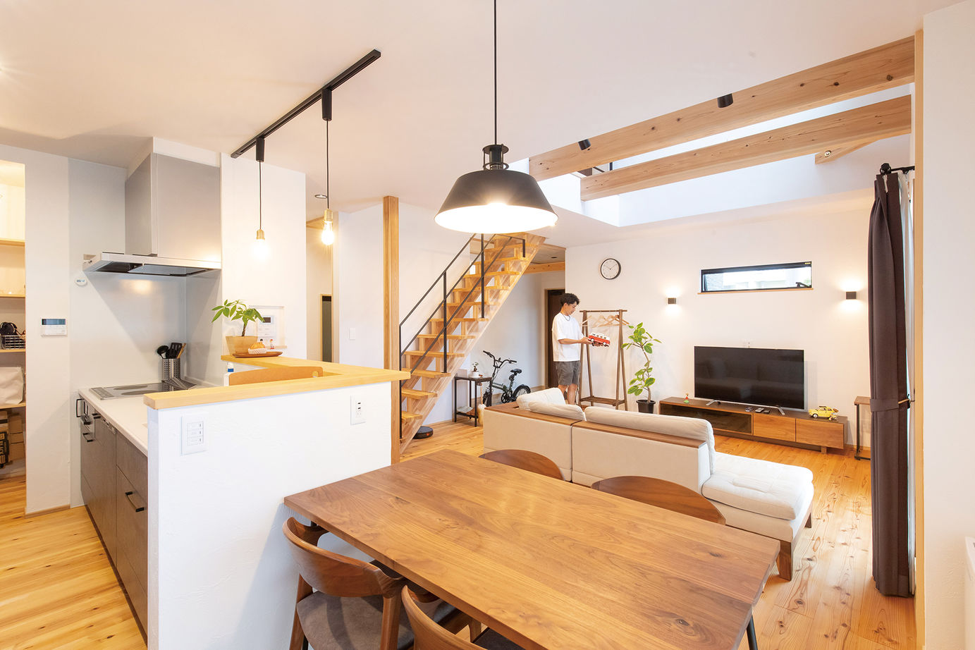 木と漆喰 十津川の家 高槻・池田住宅展示場 【2000万円台／池田市／間取り図有り】木とスイス漆喰でつくった、趣味と暮らしを楽しむガレージハウスの建築実例画像7