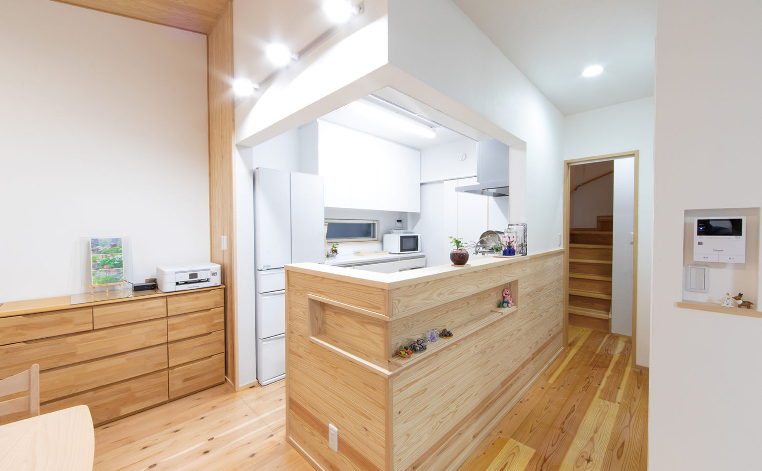 木と漆喰 十津川の家 高槻・池田住宅展示場 【2000万円台/間取り図有り/豊中市】将来的な介護も見据え、60代で建て替え。自然素材たっぷりの終の棲家の建築実例画像2