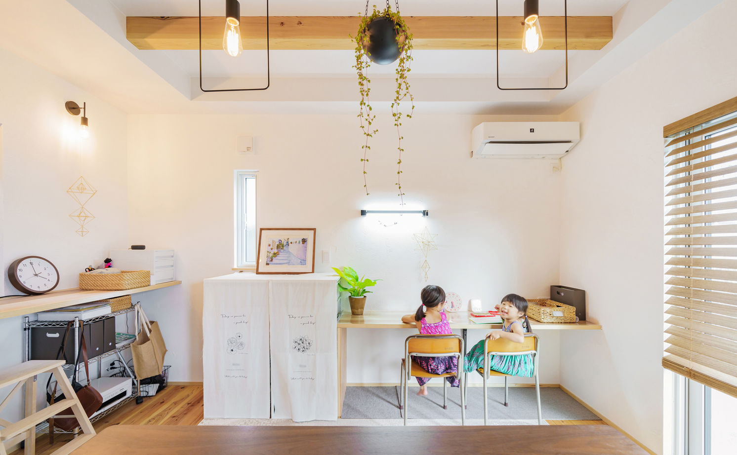 木と漆喰 十津川の家 高槻・池田住宅展示場 【2000万円台/間取り図有り/北摂】おうちライブラリーに家族が集う、国産材とスイス漆喰で建てた家の建築実例画像2
