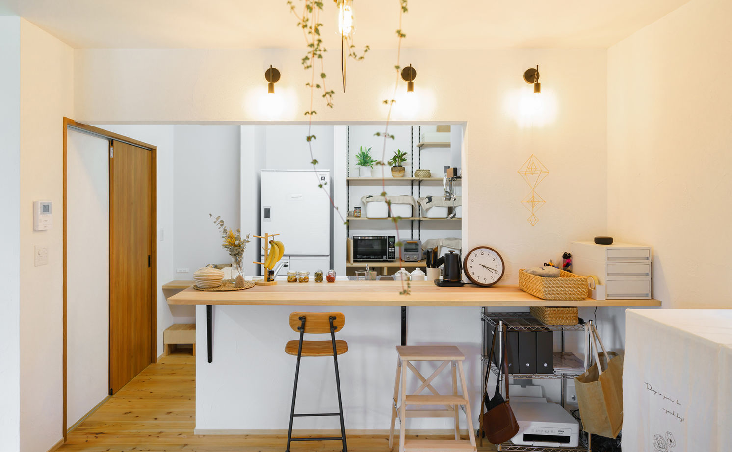 木と漆喰 十津川の家 高槻・池田住宅展示場 【2000万円台/間取り図有り/北摂】おうちライブラリーに家族が集う、国産材とスイス漆喰で建てた家の建築実例画像3