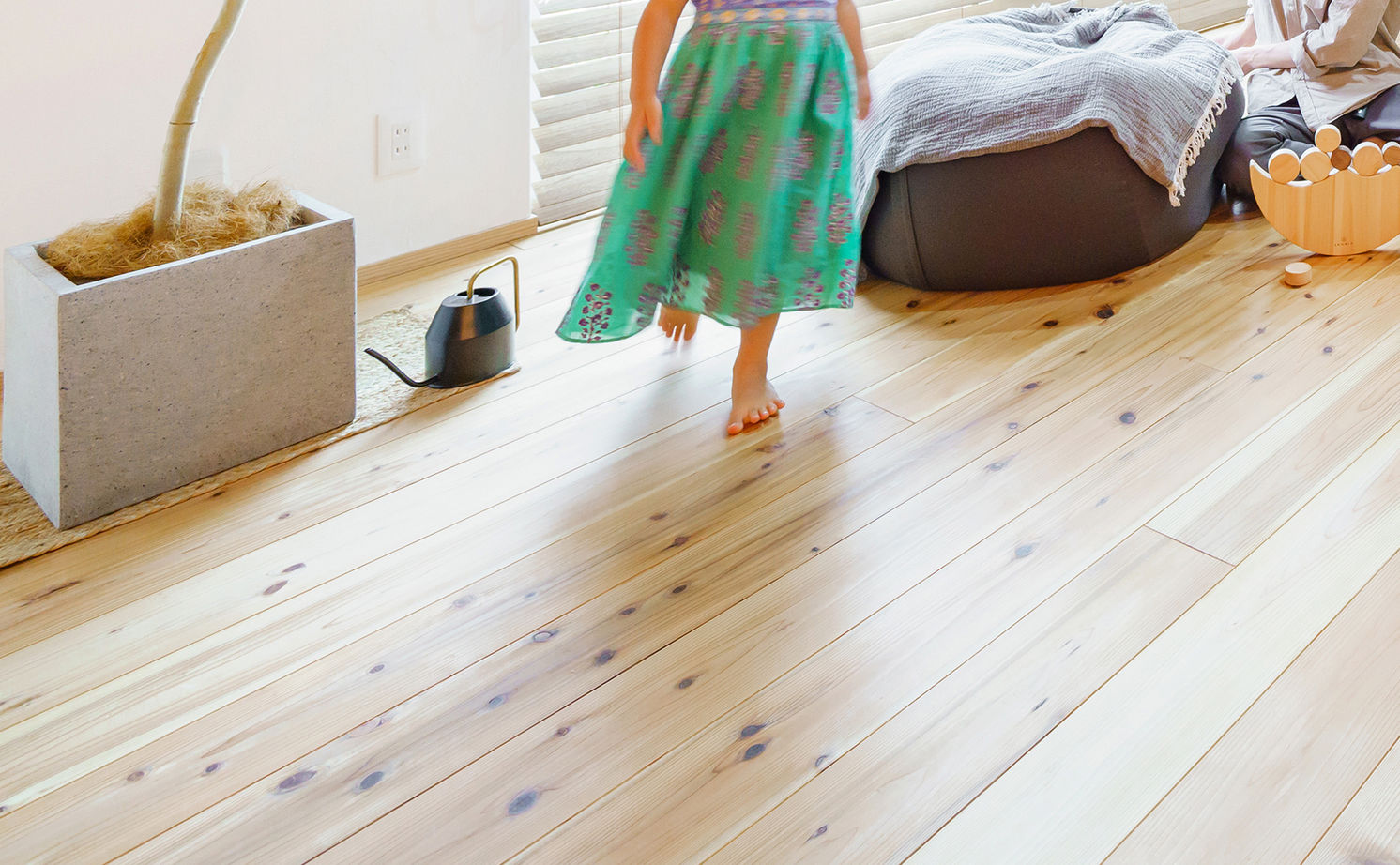 木と漆喰 十津川の家 高槻・池田住宅展示場 【2000万円台/間取り図有り/北摂】おうちライブラリーに家族が集う、国産材とスイス漆喰で建てた家の建築実例画像4