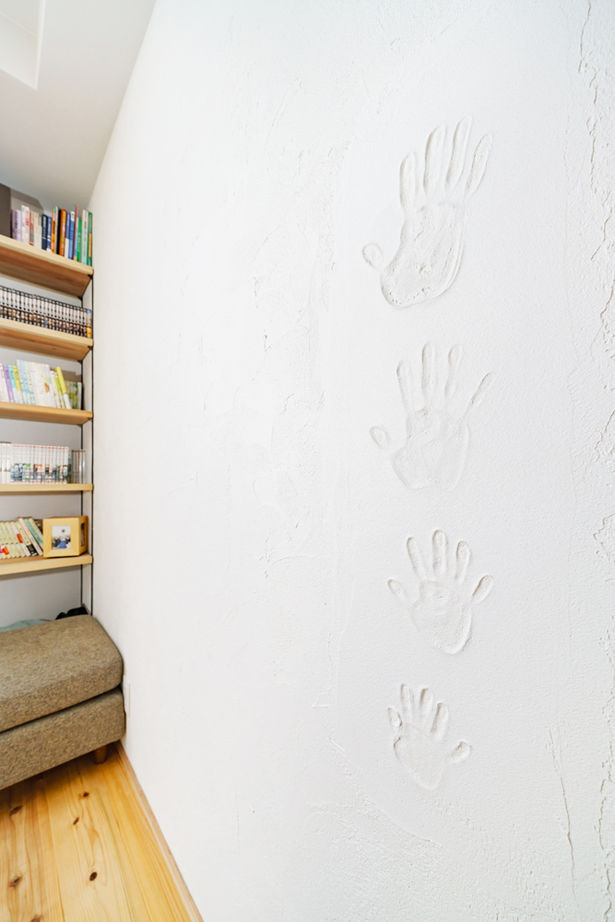 木と漆喰 十津川の家 高槻・池田住宅展示場 【2000万円台/間取り図有り/北摂】おうちライブラリーに家族が集う、国産材とスイス漆喰で建てた家の建築実例画像5