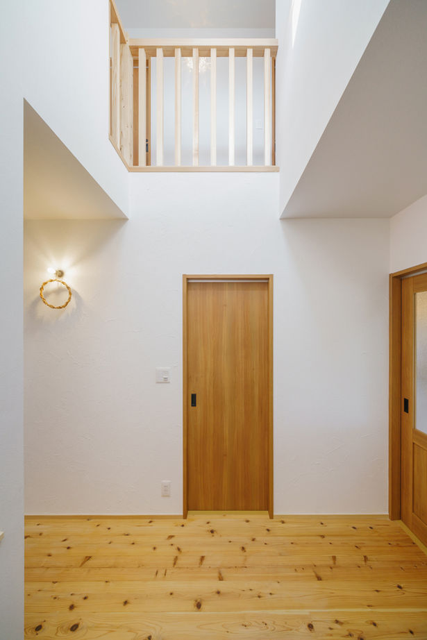 木と漆喰 十津川の家 高槻・池田住宅展示場 【2000万円台/間取り図有り/北摂】おうちライブラリーに家族が集う、国産材とスイス漆喰で建てた家の建築実例画像6