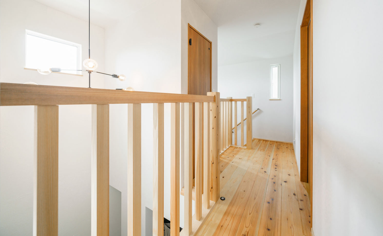 木と漆喰 十津川の家 高槻・池田住宅展示場 【2000万円台/間取り図有り/北摂】おうちライブラリーに家族が集う、国産材とスイス漆喰で建てた家の建築実例画像7