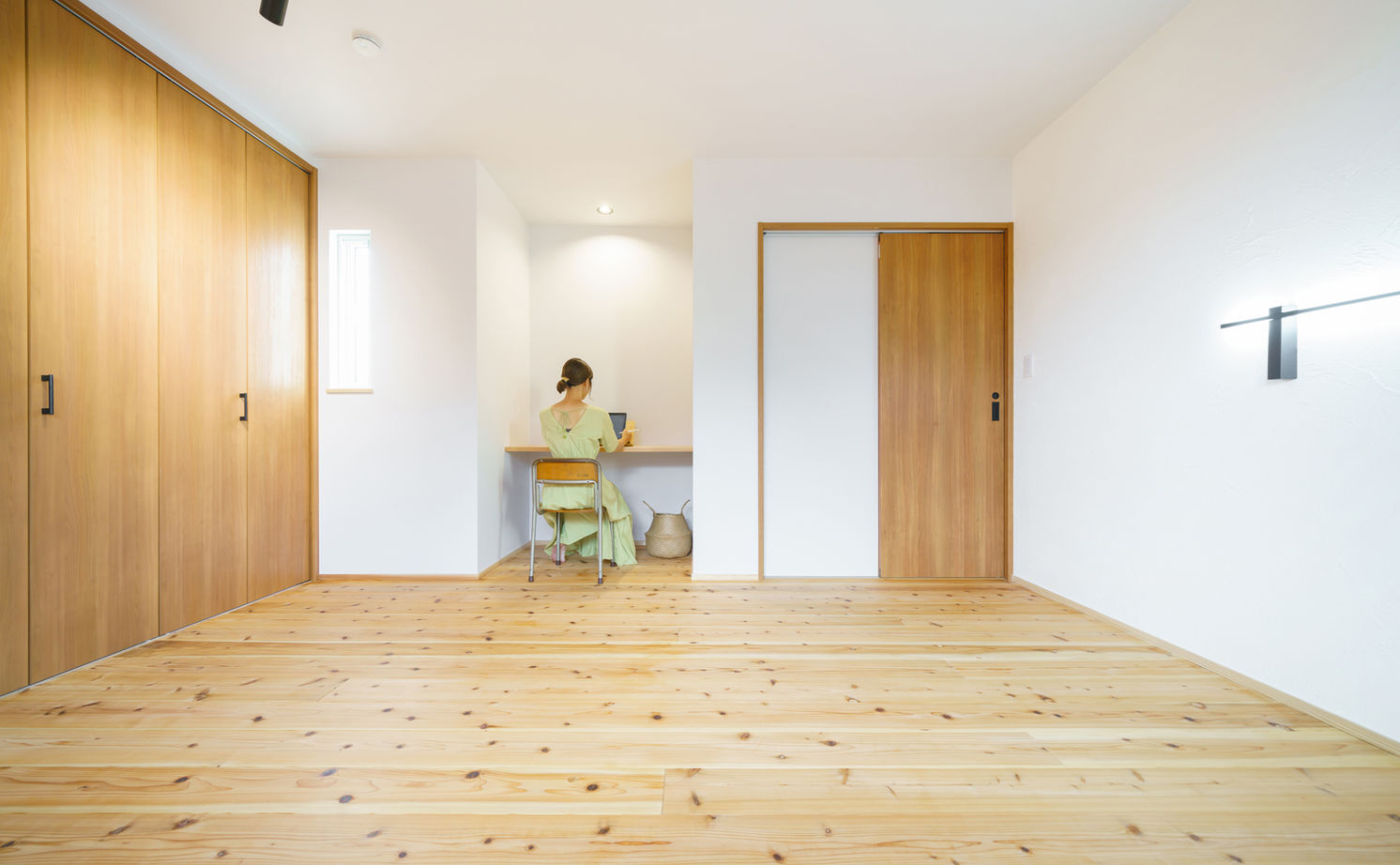 木と漆喰 十津川の家 高槻・池田住宅展示場 【2000万円台/間取り図有り/北摂】おうちライブラリーに家族が集う、国産材とスイス漆喰で建てた家の建築実例画像8