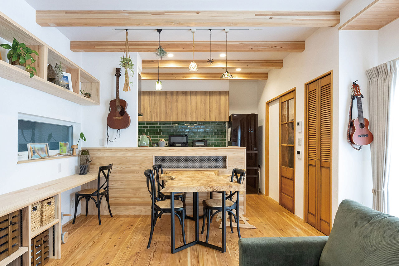 木と漆喰 十津川の家 高槻・池田住宅展示場 【2000万円台/間取り図有り】造作棚に家族写真や観葉植物がたくさん！ギャラリーのある木と漆喰の家の建築実例画像2