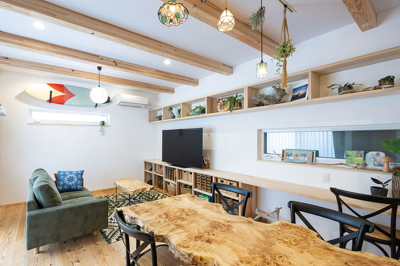 木と漆喰 十津川の家 高槻・池田住宅展示場 【2000万円台/間取り図有り】造作棚に家族写真や観葉植物がたくさん！ギャラリーのある木と漆喰の家の建築実例画像3