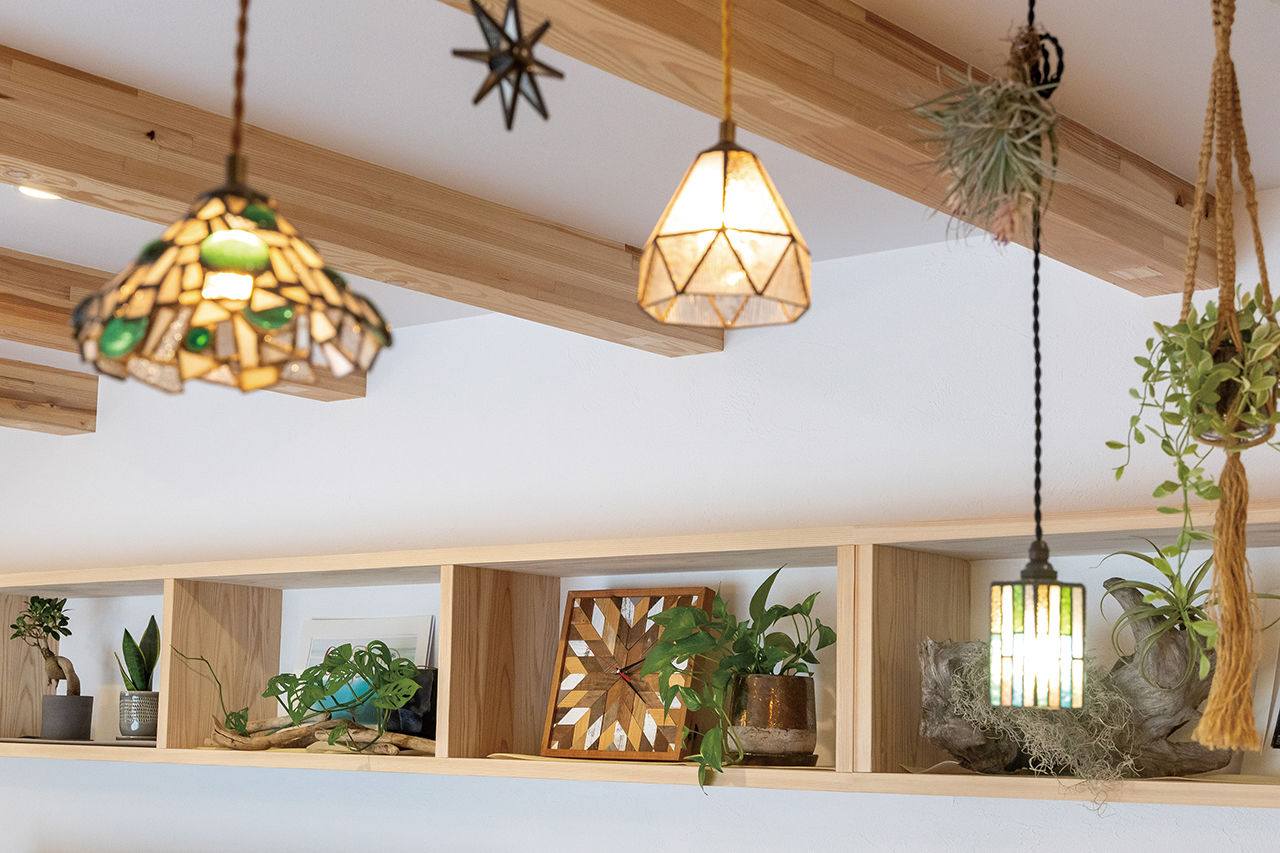 木と漆喰 十津川の家 高槻・池田住宅展示場 【2000万円台/間取り図有り】造作棚に家族写真や観葉植物がたくさん！ギャラリーのある木と漆喰の家の建築実例画像4