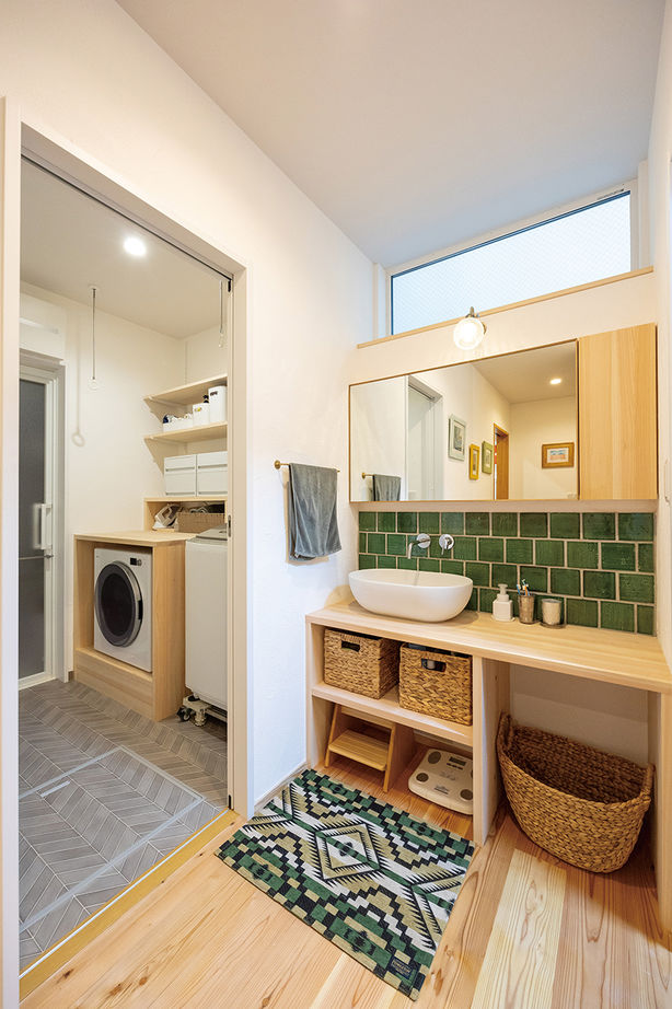 木と漆喰 十津川の家 高槻・池田住宅展示場 【2000万円台/間取り図有り】造作棚に家族写真や観葉植物がたくさん！ギャラリーのある木と漆喰の家の建築実例画像5