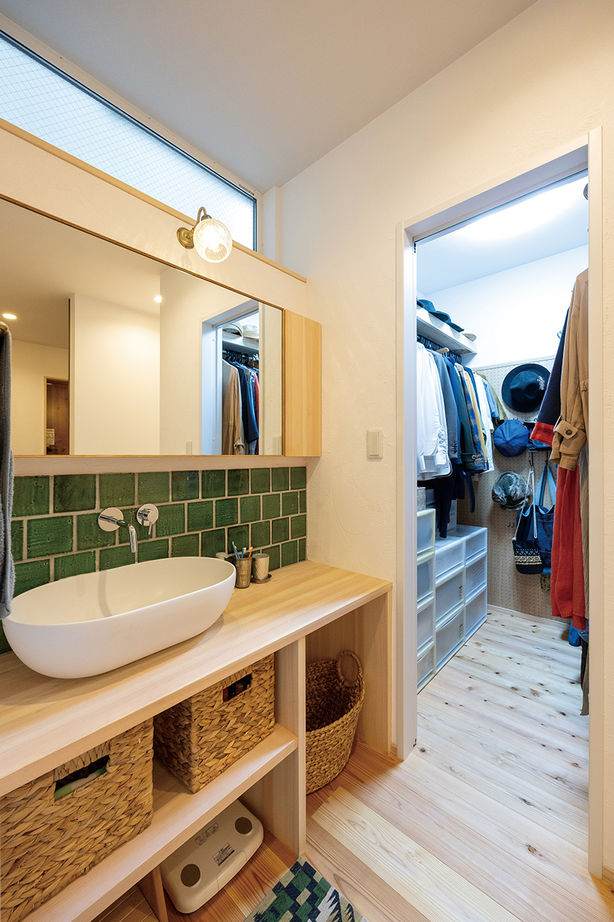 木と漆喰 十津川の家 高槻・池田住宅展示場 【2000万円台/間取り図有り】造作棚に家族写真や観葉植物がたくさん！ギャラリーのある木と漆喰の家の建築実例画像6