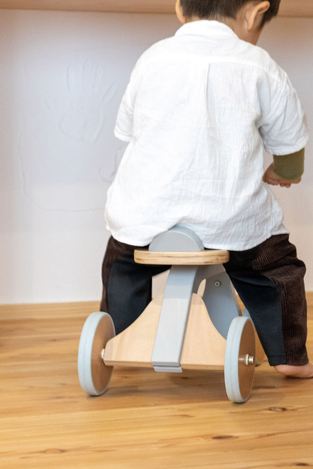 木と漆喰 十津川の家 高槻・池田住宅展示場 【2000万円台/間取り図有り】造作棚に家族写真や観葉植物がたくさん！ギャラリーのある木と漆喰の家の建築実例画像7