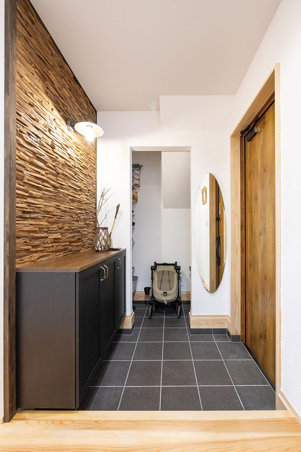 木と漆喰 十津川の家 高槻・池田住宅展示場 【2000万円台/間取り図有り】造作棚に家族写真や観葉植物がたくさん！ギャラリーのある木と漆喰の家の建築実例画像8