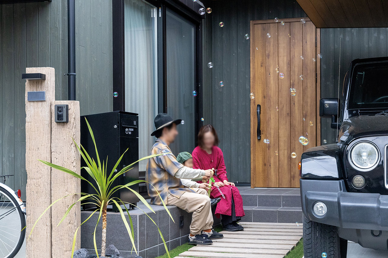 木と漆喰 十津川の家 高槻・池田住宅展示場 【2000万円台/間取り図有り】造作棚に家族写真や観葉植物がたくさん！ギャラリーのある木と漆喰の家の建築実例画像10