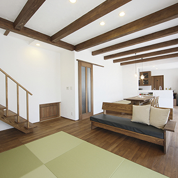 無垢Story 世界に一つだけの造作家具で カフェの様に寛げる空間演出の建築実例画像1