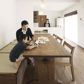 無垢Story 世界に一つだけの造作家具で カフェの様に寛げる空間演出の建築実例画像3