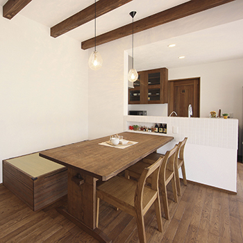 無垢Story 世界に一つだけの造作家具で カフェの様に寛げる空間演出の建築実例画像4