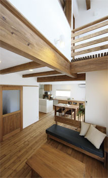 無垢Story オール漆喰＋無垢材が予算内 造作家具で創るカフェ風の家の建築実例画像1