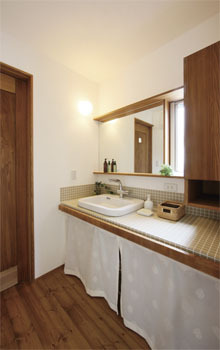 無垢Story オール漆喰＋無垢材が予算内 造作家具で創るカフェ風の家の建築実例画像3