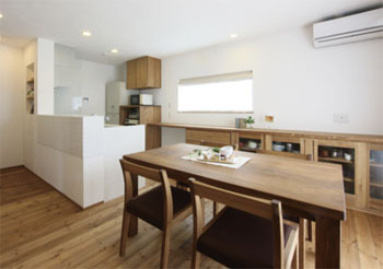 無垢Story オール漆喰＋無垢材が予算内 造作家具で創るカフェ風の家の建築実例画像4