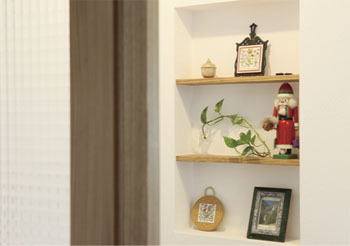 無垢Story オール漆喰＋無垢材が予算内 造作家具で創るカフェ風の家の建築実例画像5