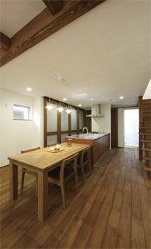 無垢Story 都市の住宅密集地で叶えた 自然体で暮らすカフェ風の家の建築実例画像1