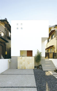 無垢Story 都市の住宅密集地で叶えた 自然体で暮らすカフェ風の家の建築実例画像2