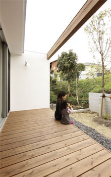 無垢Story 都市の住宅密集地で叶えた 自然体で暮らすカフェ風の家の建築実例画像3