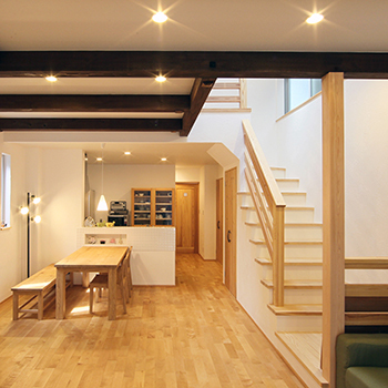 無垢Story 「狭い間口でもこんなに快適」 無垢・漆喰のオーガニックな家の建築実例画像1