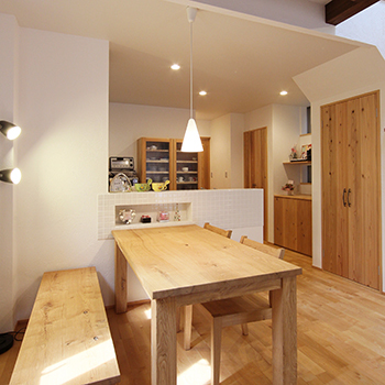 無垢Story 「狭い間口でもこんなに快適」 無垢・漆喰のオーガニックな家の建築実例画像2