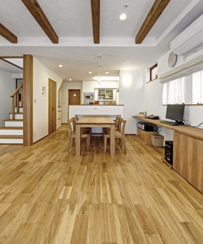 無垢Story サラリとした空気にうっとり 味わい深い自然素材の住まいの建築実例画像1