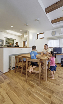 無垢Story サラリとした空気にうっとり 味わい深い自然素材の住まいの建築実例画像3