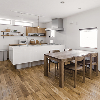 無垢Story 【造作家具×自然素材｜愛知県豊田市】無垢材と漆喰が織りなすシンプル＆モダンなカフェ風の木の家の建築実例画像2