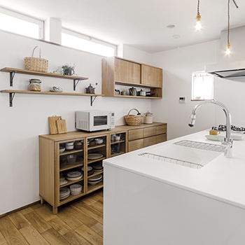 無垢Story 【造作家具×自然素材｜愛知県豊田市】無垢材と漆喰が織りなすシンプル＆モダンなカフェ風の木の家の建築実例画像3