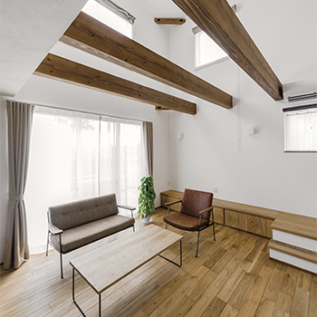 無垢Story 【造作家具×自然素材｜愛知県豊田市】無垢材と漆喰が織りなすシンプル＆モダンなカフェ風の木の家の建築実例画像4