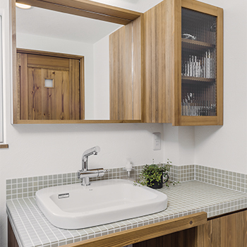 無垢Story 【造作家具×自然素材｜愛知県豊田市】無垢材と漆喰が織りなすシンプル＆モダンなカフェ風の木の家の建築実例画像6